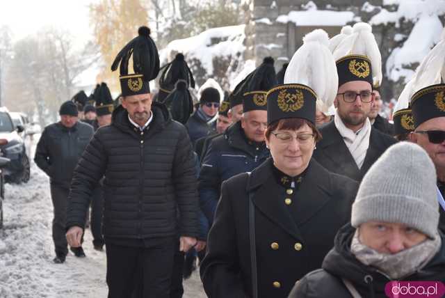 [WIDEO, FOTO] Uroczysty przemarsz korowodu górniczego rozpoczął Barbórkę Ślężańską