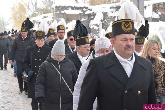 [WIDEO, FOTO] Uroczysty przemarsz korowodu górniczego rozpoczął Barbórkę Ślężańską