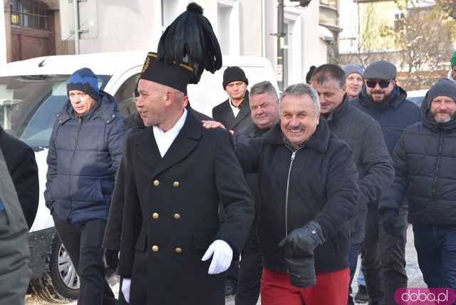 [WIDEO, FOTO] Uroczysty przemarsz korowodu górniczego rozpoczął Barbórkę Ślężańską