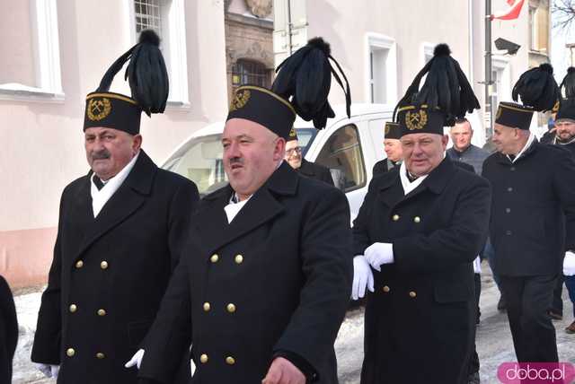 [WIDEO, FOTO] Uroczysty przemarsz korowodu górniczego rozpoczął Barbórkę Ślężańską