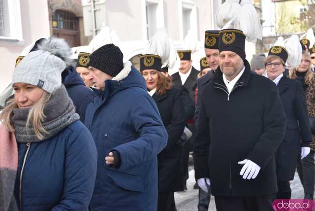 [WIDEO, FOTO] Uroczysty przemarsz korowodu górniczego rozpoczął Barbórkę Ślężańską
