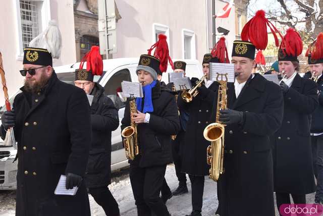 [WIDEO, FOTO] Uroczysty przemarsz korowodu górniczego rozpoczął Barbórkę Ślężańską