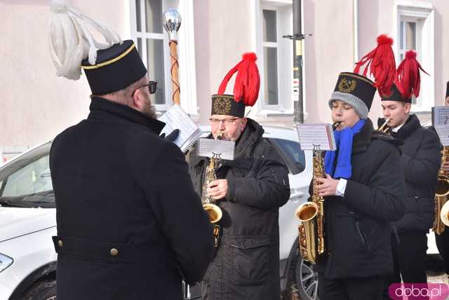 [WIDEO, FOTO] Uroczysty przemarsz korowodu górniczego rozpoczął Barbórkę Ślężańską