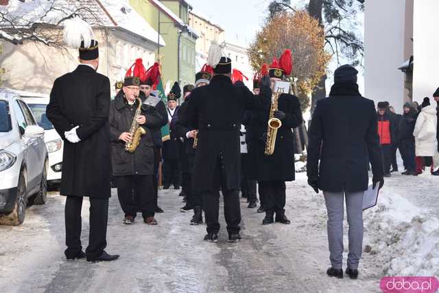 [WIDEO, FOTO] Uroczysty przemarsz korowodu górniczego rozpoczął Barbórkę Ślężańską