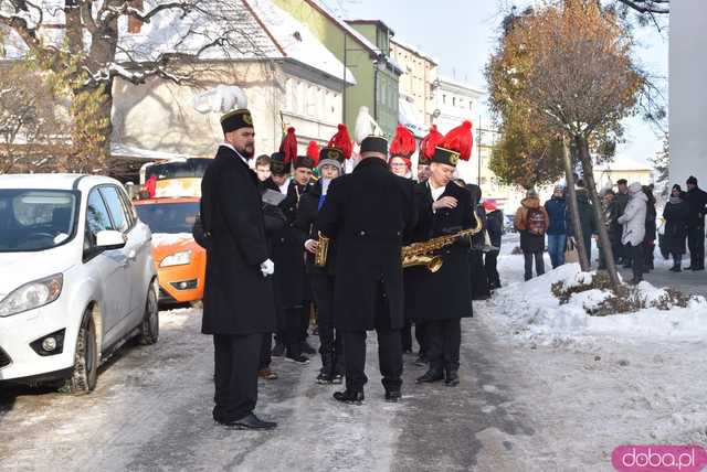 [WIDEO, FOTO] Uroczysty przemarsz korowodu górniczego rozpoczął Barbórkę Ślężańską