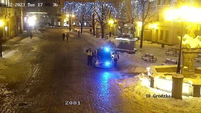 [WIDEO, FOTO] Funkcjonariusze służb mundurowych oddali hołd zmarłym policjantom. Ich śmierć to tragedia dla całej polskiej policji