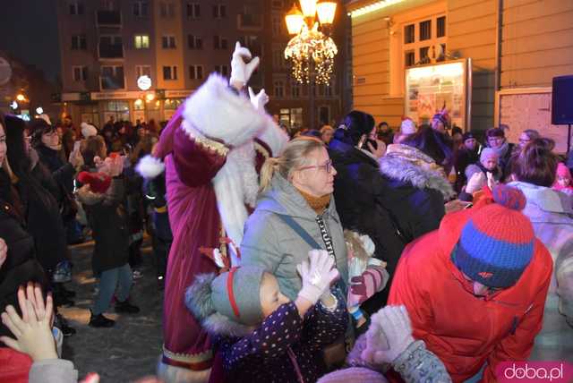 [WIDEO, FOTO] Ależ zabawa! Najmłodsi strzegomianie obdarowani prezentami przez świętego Mikołaja