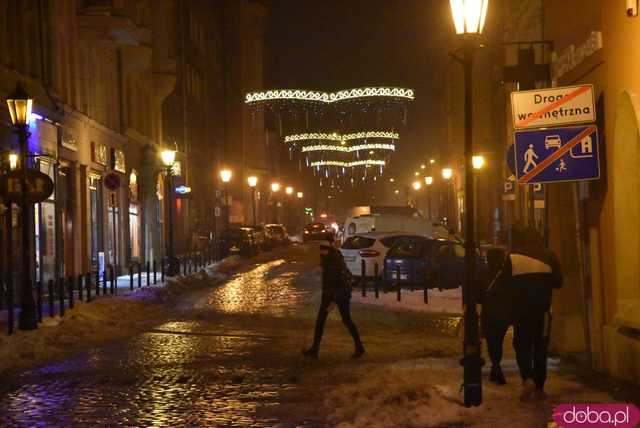 [FOTO] Świąteczny klimat w sercu miasta. Rozbłysły choinki i bożonarodzeniowe iluminacje