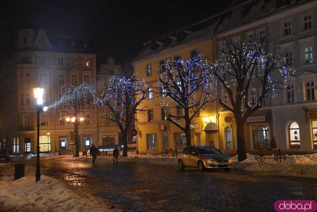 [FOTO] Świąteczny klimat w sercu miasta. Rozbłysły choinki i bożonarodzeniowe iluminacje