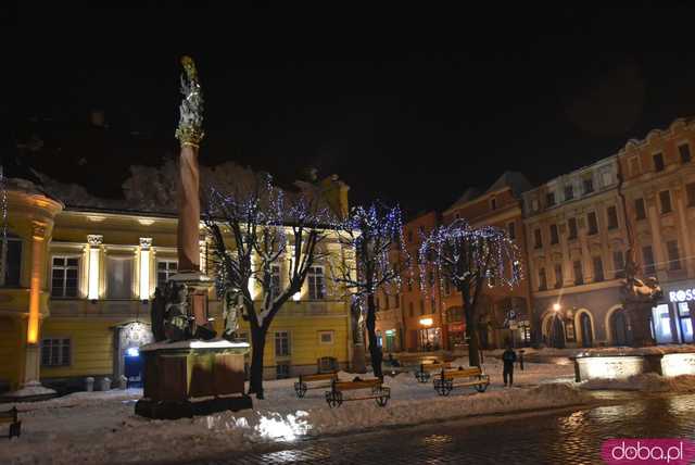 [FOTO] Świąteczny klimat w sercu miasta. Rozbłysły choinki i bożonarodzeniowe iluminacje