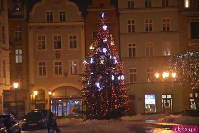 [FOTO] Świąteczny klimat w sercu miasta. Rozbłysły choinki i bożonarodzeniowe iluminacje