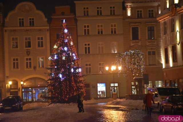 [FOTO] Świąteczny klimat w sercu miasta. Rozbłysły choinki i bożonarodzeniowe iluminacje