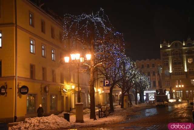 [FOTO] Świąteczny klimat w sercu miasta. Rozbłysły choinki i bożonarodzeniowe iluminacje