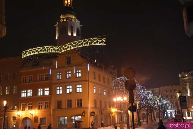 [FOTO] Świąteczny klimat w sercu miasta. Rozbłysły choinki i bożonarodzeniowe iluminacje