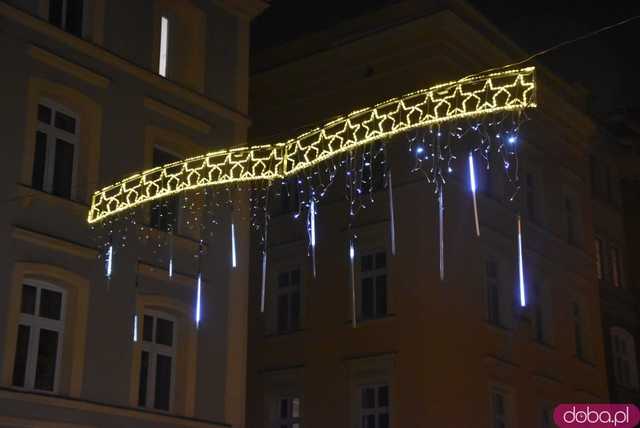 [FOTO] Świąteczny klimat w sercu miasta. Rozbłysły choinki i bożonarodzeniowe iluminacje