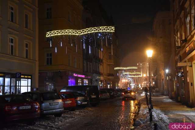 [FOTO] Świąteczny klimat w sercu miasta. Rozbłysły choinki i bożonarodzeniowe iluminacje