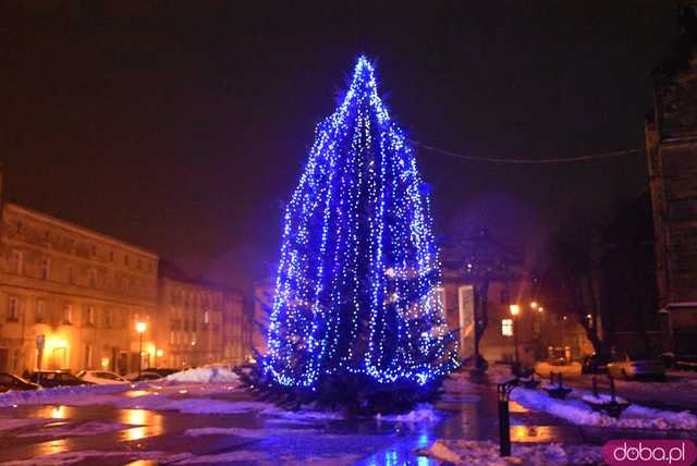 [FOTO] Świąteczny klimat w sercu miasta. Rozbłysły choinki i bożonarodzeniowe iluminacje
