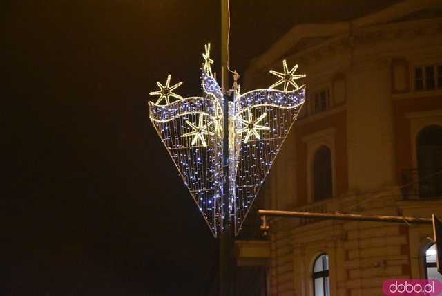 [FOTO] Świąteczny klimat w sercu miasta. Rozbłysły choinki i bożonarodzeniowe iluminacje