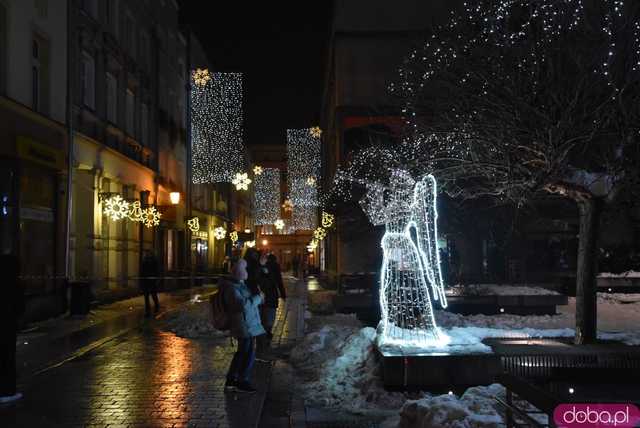 [FOTO] Świąteczny klimat w sercu miasta. Rozbłysły choinki i bożonarodzeniowe iluminacje