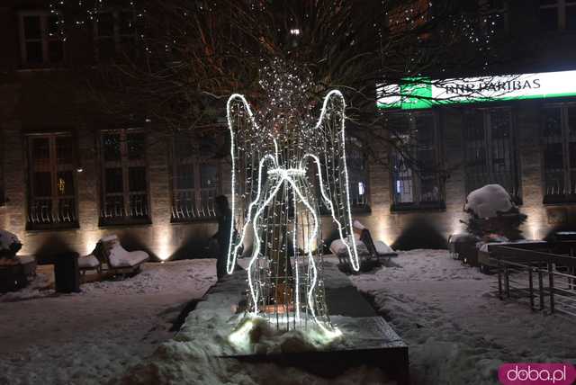 [FOTO] Świąteczny klimat w sercu miasta. Rozbłysły choinki i bożonarodzeniowe iluminacje