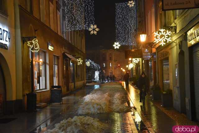 [FOTO] Świąteczny klimat w sercu miasta. Rozbłysły choinki i bożonarodzeniowe iluminacje