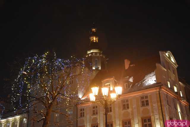 [FOTO] Świąteczny klimat w sercu miasta. Rozbłysły choinki i bożonarodzeniowe iluminacje