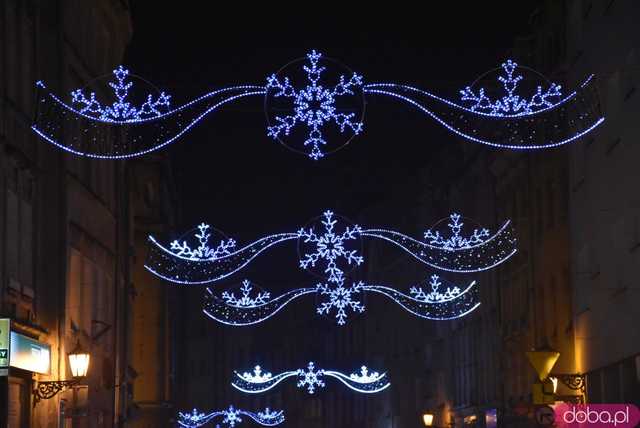 [FOTO] Świąteczny klimat w sercu miasta. Rozbłysły choinki i bożonarodzeniowe iluminacje