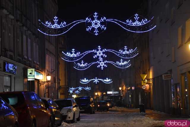 [FOTO] Świąteczny klimat w sercu miasta. Rozbłysły choinki i bożonarodzeniowe iluminacje
