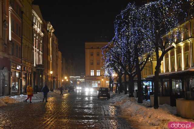 [FOTO] Świąteczny klimat w sercu miasta. Rozbłysły choinki i bożonarodzeniowe iluminacje