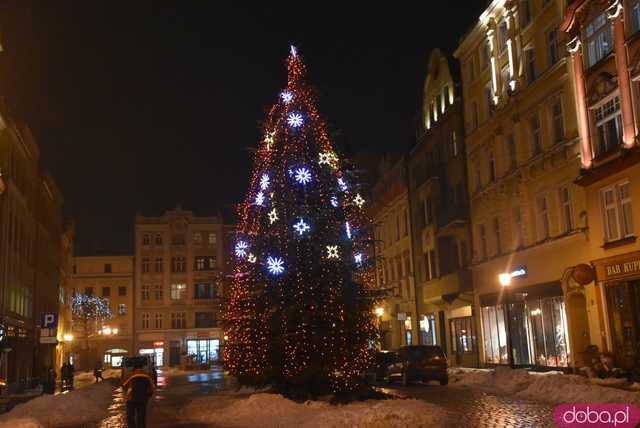 [FOTO] Świąteczny klimat w sercu miasta. Rozbłysły choinki i bożonarodzeniowe iluminacje