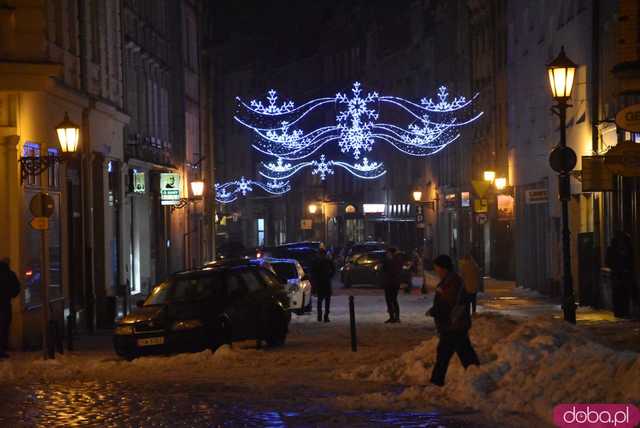 [FOTO] Świąteczny klimat w sercu miasta. Rozbłysły choinki i bożonarodzeniowe iluminacje