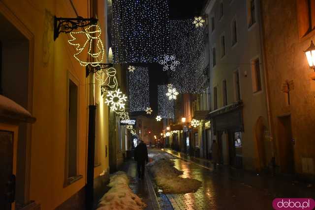 [FOTO] Świąteczny klimat w sercu miasta. Rozbłysły choinki i bożonarodzeniowe iluminacje