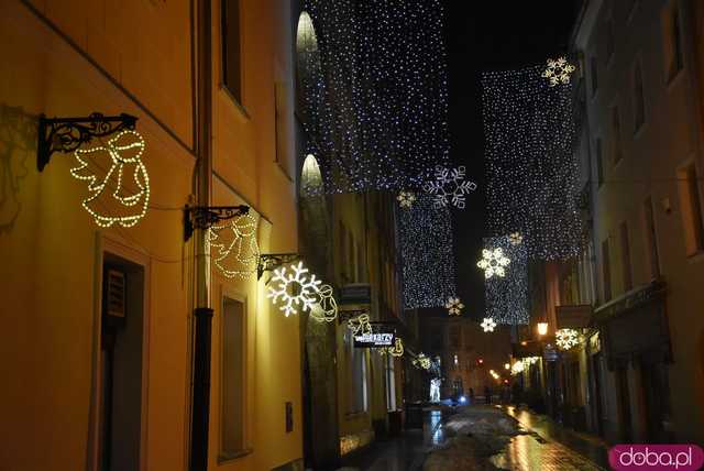 [FOTO] Świąteczny klimat w sercu miasta. Rozbłysły choinki i bożonarodzeniowe iluminacje