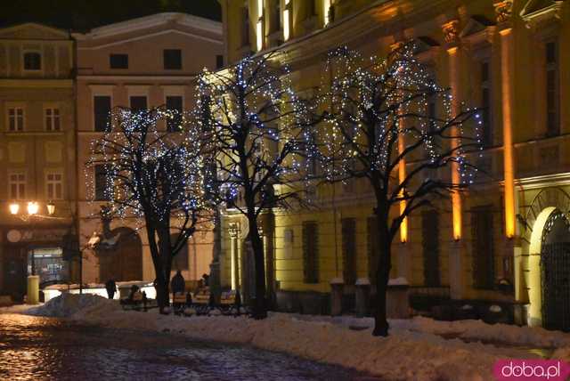 [FOTO] Świąteczny klimat w sercu miasta. Rozbłysły choinki i bożonarodzeniowe iluminacje