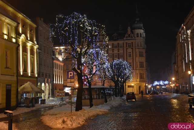 [FOTO] Świąteczny klimat w sercu miasta. Rozbłysły choinki i bożonarodzeniowe iluminacje