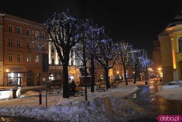 [FOTO] Świąteczny klimat w sercu miasta. Rozbłysły choinki i bożonarodzeniowe iluminacje