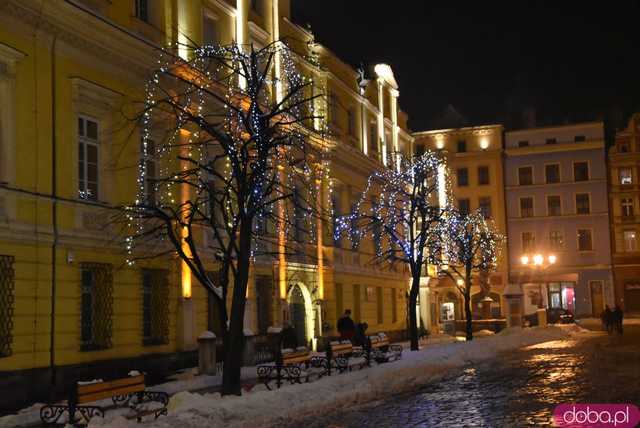 [FOTO] Świąteczny klimat w sercu miasta. Rozbłysły choinki i bożonarodzeniowe iluminacje