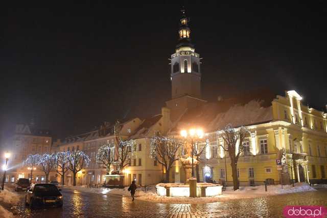 [FOTO] Świąteczny klimat w sercu miasta. Rozbłysły choinki i bożonarodzeniowe iluminacje