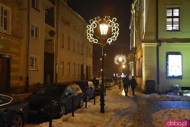 [FOTO] Świąteczny klimat w sercu miasta. Rozbłysły choinki i bożonarodzeniowe iluminacje