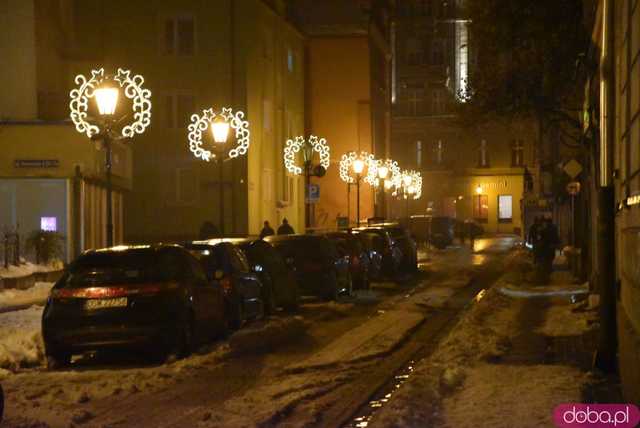 [FOTO] Świąteczny klimat w sercu miasta. Rozbłysły choinki i bożonarodzeniowe iluminacje