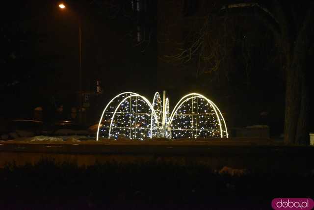 [FOTO] Świąteczny klimat w sercu miasta. Rozbłysły choinki i bożonarodzeniowe iluminacje