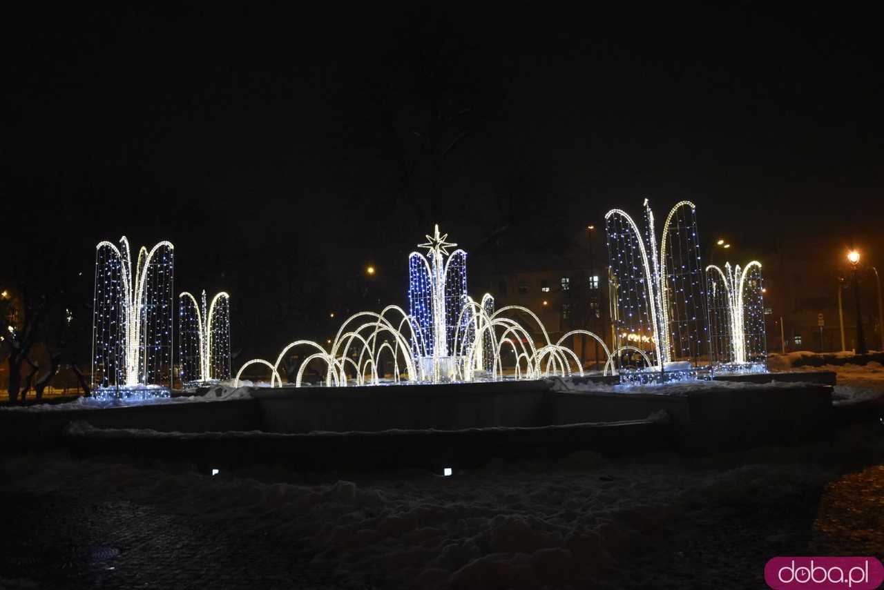 [FOTO] Świąteczny klimat w sercu miasta. Rozbłysły choinki i bożonarodzeniowe iluminacje