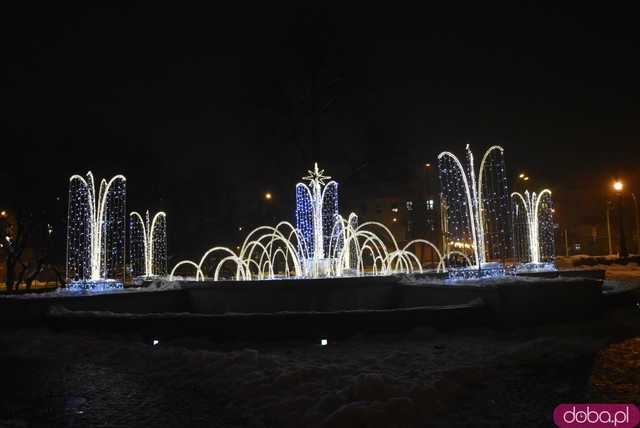 [FOTO] Świąteczny klimat w sercu miasta. Rozbłysły choinki i bożonarodzeniowe iluminacje