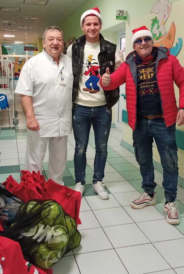 [FOTO] Piłkarski Mikołaj odwiedził podopiecznych szpitala Latawiec