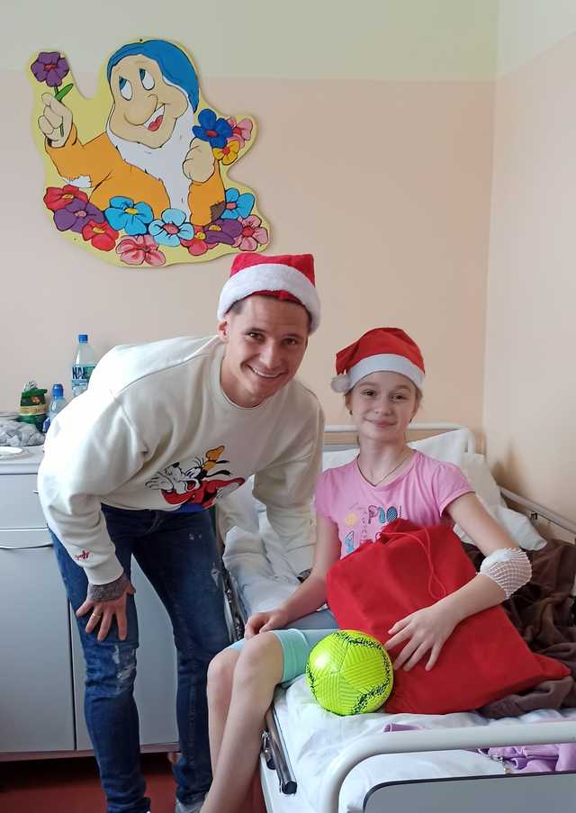 [FOTO] Piłkarski Mikołaj odwiedził podopiecznych szpitala Latawiec