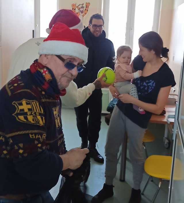 [FOTO] Piłkarski Mikołaj odwiedził podopiecznych szpitala Latawiec