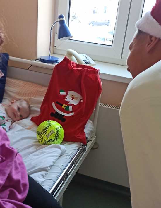 [FOTO] Piłkarski Mikołaj odwiedził podopiecznych szpitala Latawiec