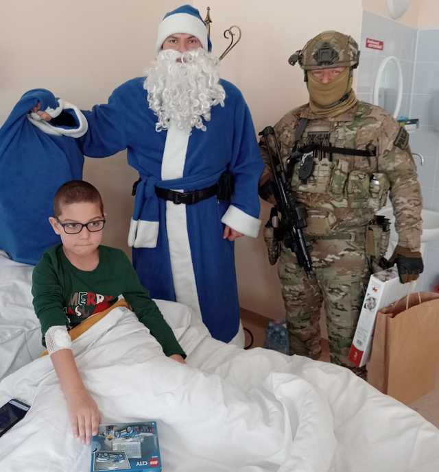 [FOTO] Niebieski Mikołaj w szpitalu Latawiec. Podopiecznych odwiedzili funkcjonariusze świdnickiej komendy