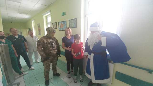 [FOTO] Niebieski Mikołaj w szpitalu Latawiec. Podopiecznych odwiedzili funkcjonariusze świdnickiej komendy