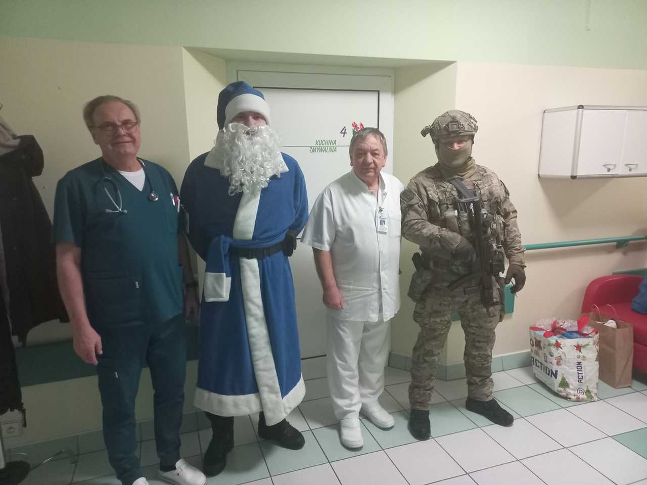 [FOTO] Niebieski Mikołaj w szpitalu Latawiec. Podopiecznych odwiedzili funkcjonariusze świdnickiej komendy